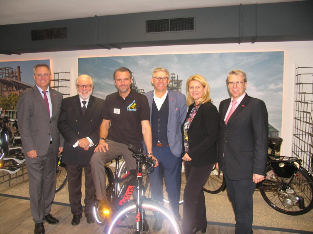 Hauptgeschäftsführer Joachim Susewind, Obermeister Hans Jürgen Weinrich, Klaus Gerhardy, Geschäftsführer Volker Walters, SPD-Bundestagsabgeordnete Sabine Poschmann, Kreishandwerksmeister Dipl.-Ing. Christian Sprenger.