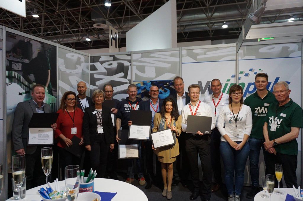 Übergabe der Ehrenurkunden für die Fördermitglieder des ZVW auf der viscom 2017 (Foto: ZVW)