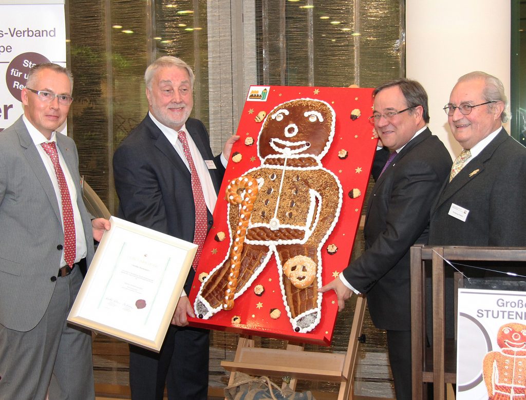 Geschäftsführer Michael Bartilla, Landesinnungsmeister Heribert Kamm, Ministerpräsidenten Armin Laschet und Vorjahrespreisträger Ehrenlandesinnungsmeister Wolfgang Miehle bei der Preisübergabe.