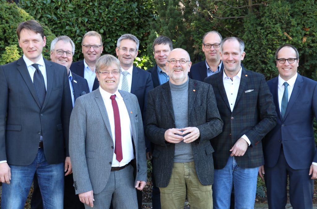 Hauptgeschäftsführer Dr. Johann Quatmann mit dem neu gewählten Vorstand (v.l.): Markus Hinnüber, Johannes Wortmann, Thomas Radermacher, Hans Wilhelm Klomp, Felix Küdde, Rainer Söntgerath, Wolfgang Hoffmann, Thomas Klode und Markus Köster.
