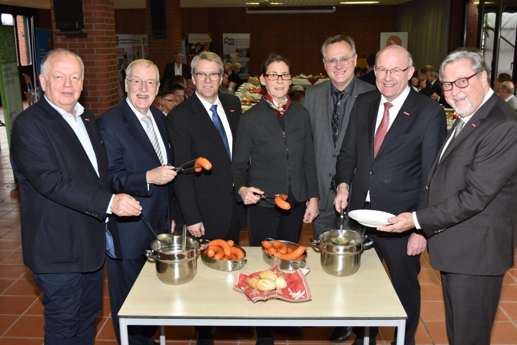 Viel Prominenz beim traditionellen Kartoffelsuppe-Essen: (v.l.) Kreishandwerksmeister Hagen Joachim Beinhold, Bürgermeister Manfred Sauer (CDU), Kreishandwerksmeister Christian Sprenger, Bürgermeisterin Birgit Jörder (SPD), Hauptgeschäftsführer Ass. Joachim Susewind, Handwerkskammer-Präsident Berthold Schröder und der Hauptgeschäftsführer der Handwerkskammer Dortmund, Ernst Wölke. Foto: Kreishandwerkerschaft Dortmund und Lünen. Foto: Kreishandwerkerschaft Dortmund und Lünen