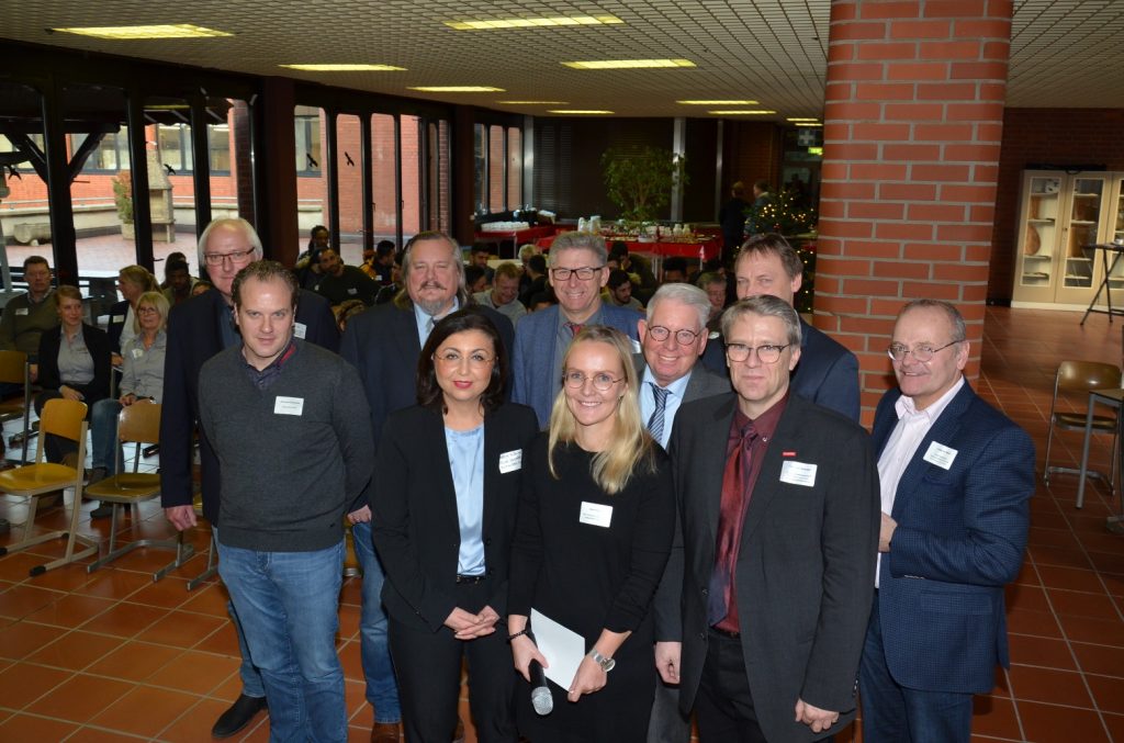 Die Teilnehmer der Podiumsdiskussion und Geschäftsführer der Kreishandwerkerschaft (Foto: Michael Schneider/ Jobcenter Do)