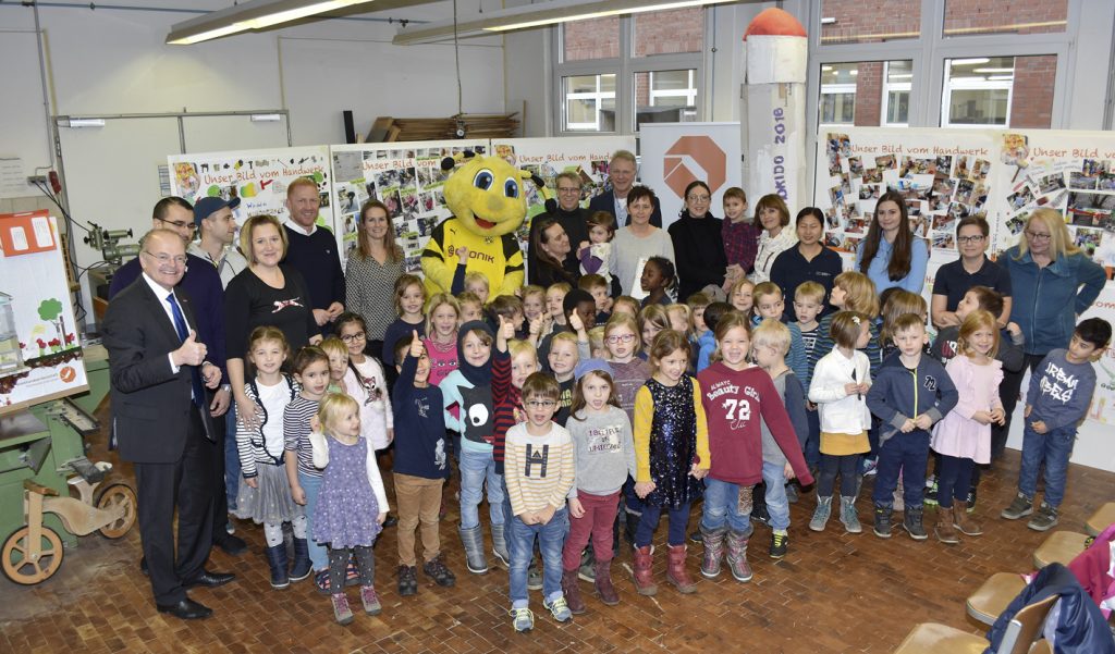 Die Kreishandwerkerschaft hatte die Sieger-Kitas zur Preisverleihung in die Tischler-Werkstatt des Bildungszentrums Handwerk in Dortmund-Körne eingeladen.