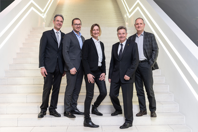 Geben den Startschuss für eine gemeinsame intensivere Zusammenarbeit (v. l. n. r.): Hans Auracher (ZVEH-Vizepräsident und Vorsitzender der ArGe Medien im ZVEH), Helmut Pusch (Sprecher der Initiative ELEKTRO+), Gabi Schermuly-Wunderlich (Geschäftsführerin der ArGe Medien im ZVEH), Ingolf Jakobi (ZVEH-Hauptgeschäftsführer) und Michael Conradi (Projektleiter der Initiative ELEKTRO+) Bild: Matthias Merz, Nürnberg