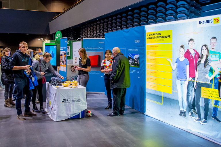 Die E-Zubis informierten über die Ausbildung in den E-Handwerken zur Handball-WM in Berlin und Köln. Bild: DHB/Sascha Klahn