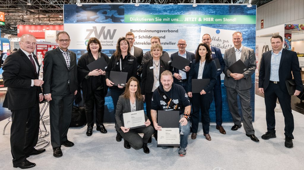 Übergabe der Ehrenurkunden für die Fördermitglieder des ZVW auf der diesjährigen viscom 2019 in Düsseldorf (Quelle: viscom)