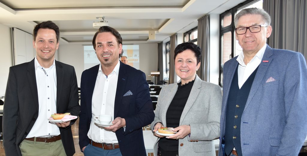Das Versorgungswerk der Kreishandwerkerschaft Dortmund und Lünen lud am 28. Februar zum Handwerkerfrühstück ein. Mit dabei waren (v. l. n. r.): Tobias Lange und Paul Lachacz von der SIGNAL IDUNA, Susanne Cziske vom Jobcenter Dortmund und Volker Walters, Geschäftsführer der Kreishandwerkerschaft Dortmund und Lünen sowie des Versorgungswerks für Handwerksinnungen im Bezirk der Kreishandwerkerschaft Dortmund und Lünen e.V. Foto: Stefan Müller