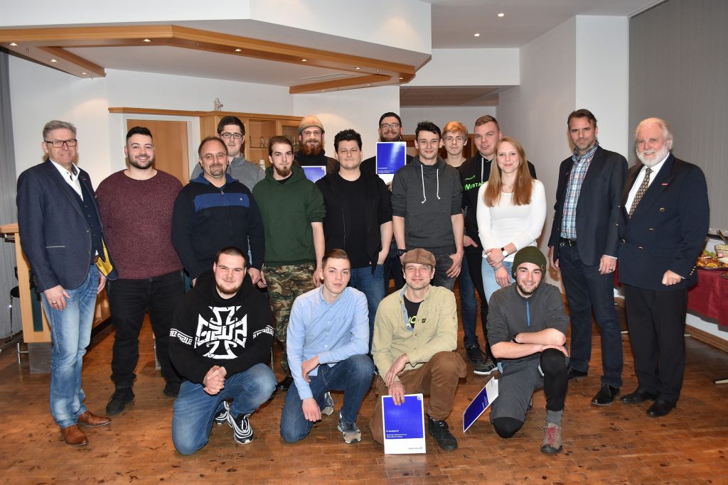 Nach der Übergabe der Gesellenbriefe stellten sich die frischgebackenen Zweiradmechatroniker mit dem Innungsvorstand zu einem Erinnerungsfoto auf. (Foto: Innung)