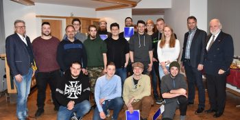 Nach der Übergabe der Gesellenbriefe stellten sich die frischgebackenen Zweiradmechatroniker mit dem Innungsvorstand zu einem Erinnerungsfoto auf. (Foto: Innung)