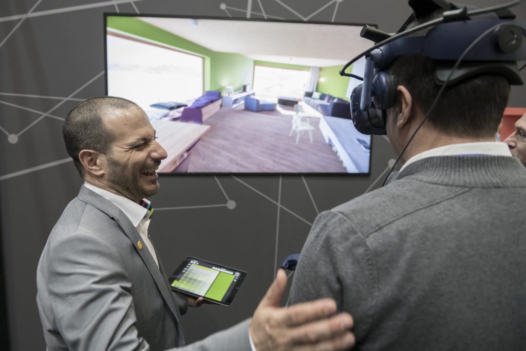 Digitale Tools wie Kundenberatung via VR-Brille konnten die Besucher auf der FAF selbst ausprobieren (© GHM) Stand: Caparol, Halle 6