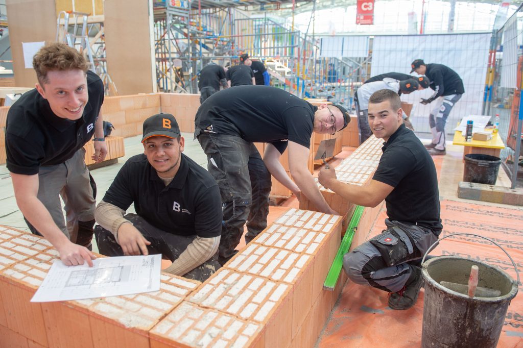 Bauen aber richtig: Auf der Live-Baustelle in Halle C3 bauen Zimmerer, Dachdecker und Maurer wie ein Haus mitten in der Messehalle. Foto: GHM