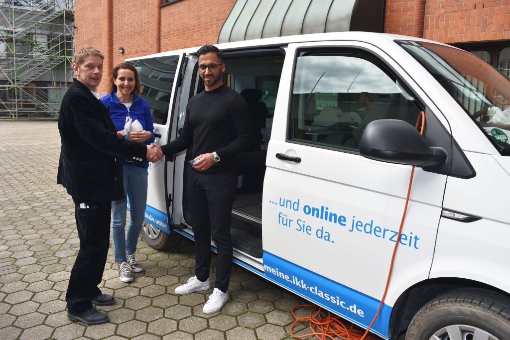 Auch Ausbilder und Zimmermeister Joachim Preuß (l.) ließ seine Gesundheit von Kerstin Andruschek (m.) und Habib Aslan (r.) im IKK-Gesundheitsmobil testen. Foto: Kreishandwerkerschaft Dortmund und Lünen