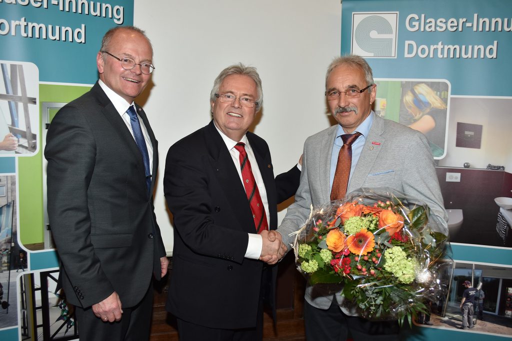 Herzliche Gratulation zur erfolgreichen Wahl (v.l.): Geschäftsführer Ludgerus Niklas und der scheidende Obermeister Alfred Stadler (l.) mit dem neuen Obermeister Achim Kluwe. Foto: Glaser-Innung Dortmund und Lünen