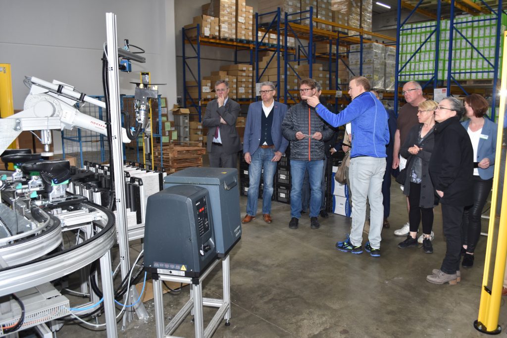 Viele interessierte Nachfragen seitens der Teilnehmer gab es bei der exklusiven Besichtigung der ATLAS Schuhfabrik in Dortmund-Wickede. (Foto: Kreishandwerkerschaft Dortmund und Lünen)