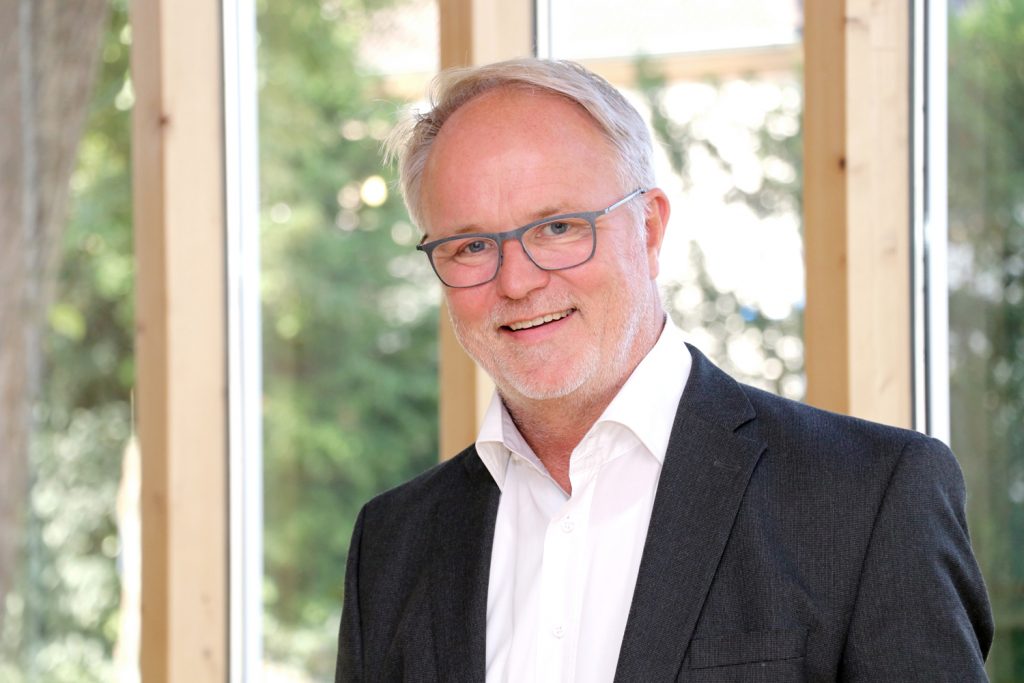 Michael Bücking, technischer Berater des Fachverbandes Tischler NRW, widmet sich im Rahmen von „Tischlerwissen kompakt“ der digitalen Zeiterfassung.Bild: Tischler NRW