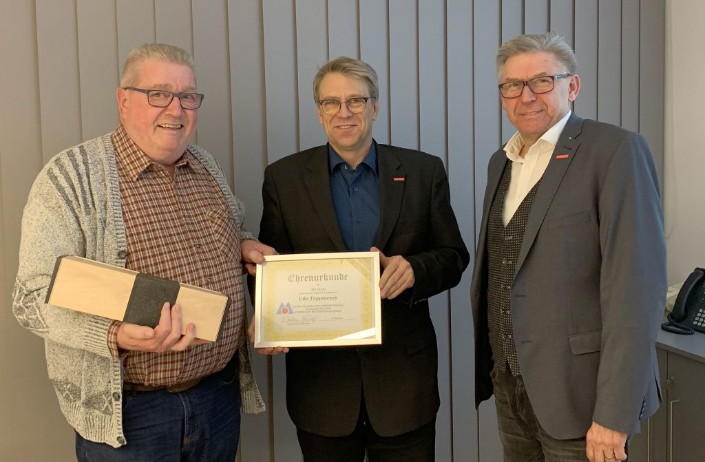 Verabschiedung von Udo Tappmeyer aus dem Amt des Lehrlingswartes (v.l.): Udo Tappmeyer, Obermeister Dipl.-Ing. Christian Sprenger und Geschäftsführer Volker Walters. Foto: Innung