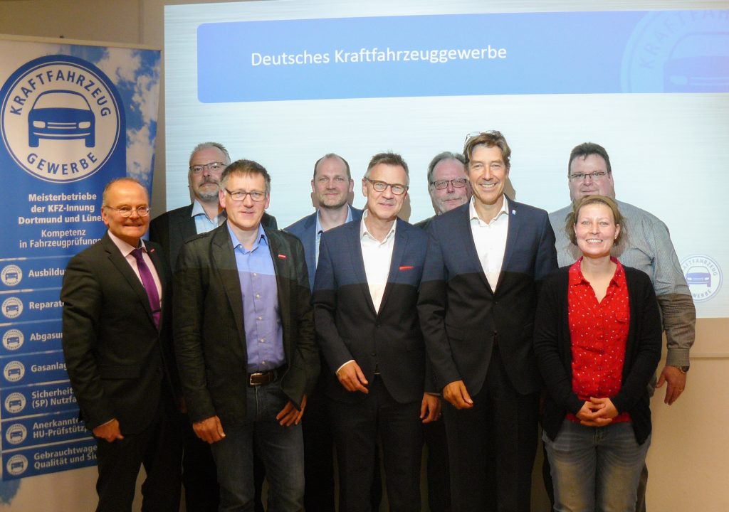 Vorstand und Geschäftsführung der Kraftfahrzeug-Innung Dortmund und Lünen (v. l. ): Ludgerus Niklas (Geschäftsführer), Markus Fähnrich (Beisitzer), Markus Komorek (Beisitzer), Reimund Peter (Beisitzer und technischer Berater), Axel Winter (stv. Obermeister), Siegfried Erdelhoff (Beisitzer), Christoph Haumann (Obermeister), Andrea Auffermann (Lehrlingswartin) und Roland Schwarz (Beisitzer). Foto: Innung