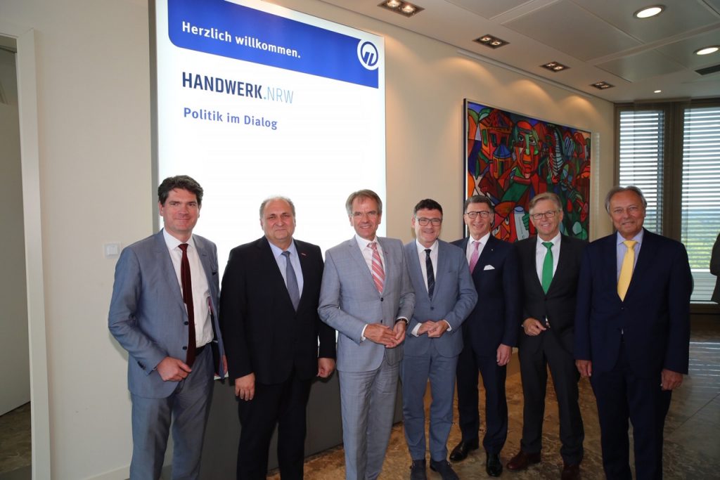 (v. l.): Prof. Dr. Hans Jörg Hennecke, HGF Handwerk.NRW; Hans Peter Wollseifer, Präsident der HWK zu Köln und des Zentralverbandes des Deutschen Handwerks; Andreas Ehlert, Präsident Handwerk.NRW; Stefan Kaufmann MdB, Vorsitzender der Enquete-Kommission des Deutschen Bundestags „Berufliche Bildung in der digitalen Arbeitswelt“; Ulrich Leitermann, Vorstandsvorsitzender SIGNAL IDUNA Gruppe Dortmund und Hamburg; Hans Hund, Vizepräsident Handwerk.NRW, Präsident WHKT und Präsident HWK Münster und Hans-Joachim Hering, Vizepräsident Handwerk.NRW, Präsident Unternehmerverband Handwerk NRW, Landesinnungsmeister Fachverband Sanitär-Heizung-Klima NRW