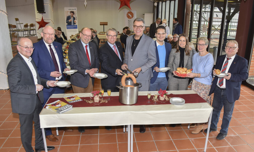 Viel Prominenz beim traditionellen Kartoffelsuppe-Essen: (v.l.), stv. Hauptgeschäftsführer der Kreishandwerkerschaft Dortmund und Lünen Ludgerus Niklas, Handwerkskammer-Präsident Berthold Schröder, 1. Vizepräsident des nordrhein-westfälischen Landtags Rainer Schmeltzer, Kreishandwerksmeister Christian Sprenger, Oberbürgermeister Thomas Westphal, der Beigeordnete der Stadt Lünen Dr. Christian Klicki, Regionalgeschäftsführerin der IKK classic Claudia Baumeister, die Dortmunder Bürgermeisterin Ute Mais und der Dortmunder Bürgermeister Norbert Schilff. Foto: Kreishandwerkerschaft Dortmund und Lünen, Stefan Müller.