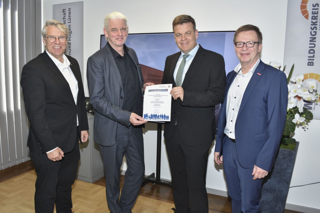 Übergabe des Förderbescheids in Dortmund-Körne mit (v.l.) Kreishandwerksmeister Christian Sprenger, Obermeister der Baugewerbe-Innung Dortmund und Lünen Thomas Pape, Staatssekretär Matthias Heidmeier, Hauptgeschäftsführer der Handwerkskammer Dortmund Carsten Harder. Foto: Kreishandwerkerschaft
